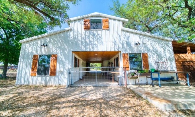 Dripping Springs House | Live Oak Lodge, at Wanderin’ Star Farms