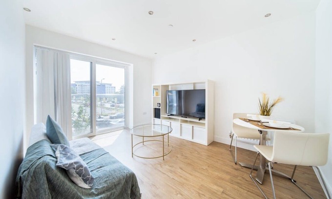 Luton Apartment | Livestay Modern 1Bed Apt/Private Building