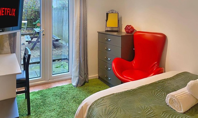 Wolverhampton House | Living Large 5BR Home - Parking - Ideal for Groups