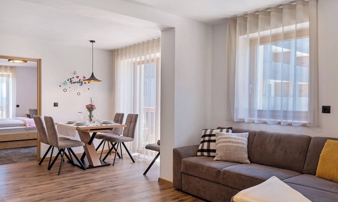 Maranza Apartment | Living Lerchna - Apartment Abendrot with Mountain View, Balconies and Wi-Fi