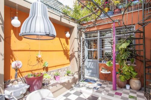 Exarhia Apartment | Living like in a cottage in the center of Athens