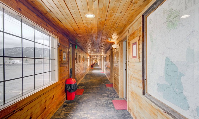 Livingston Hotel | Livingston Inn - Historic