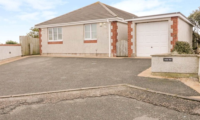Amlwch House | LLECYN BRAF, pet friendly, country holiday cottage in Amlwch