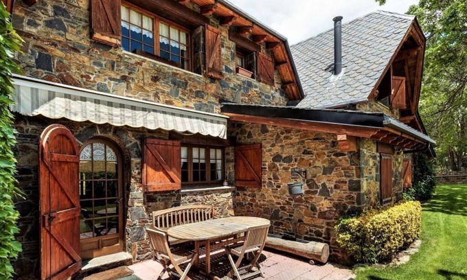 Llivia Ski Chalet | LLIVIA V - Five Bedroom Chalet, Sleeps 11