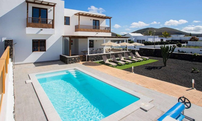 Tinajo House | Located in La Vegueta, a small, traditional Spanish village in the famous volcanic countryside betwe