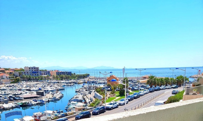 Sausset-les-Pins Apartment | Location Appartement T2 Face à la mer et au Port, à 2 min de la Plage