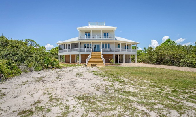 Plantation House | LOCATION, LOCATION, LOCATION! This charming house is next door to the Plantation Clubhouse with its large community pool, tennis courts, and fitness center.