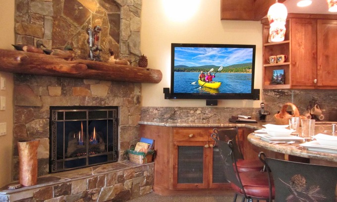 Truckee Condo | LOCATION! LOCATION! Ski In-Out, Ski Trails Condo Very Near N'star Vill, Wi-Fi