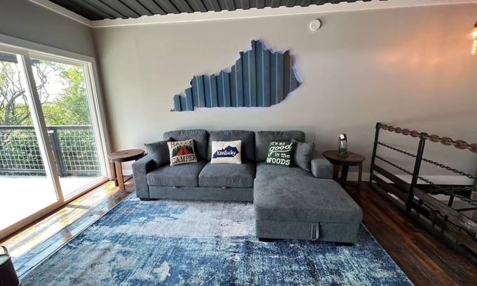 Lancaster Apartment | Lockridge Park - Loft unit that sleeps 6 with full kitchen, bathroom, hot tub and washer and dryer.