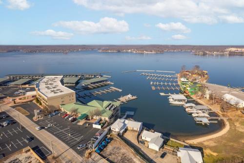 Lake Ozark House | Lodge Sleep 16- Bachelor/bachelorette Parties Welcome!