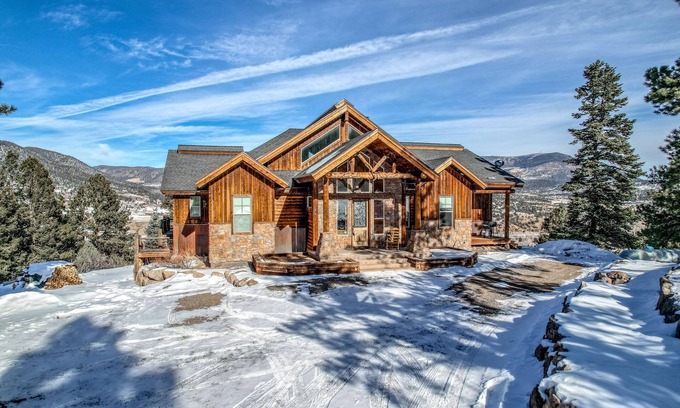 South Fork House | Lodge-style home with striking mountain views, fireplaces, & hot tub