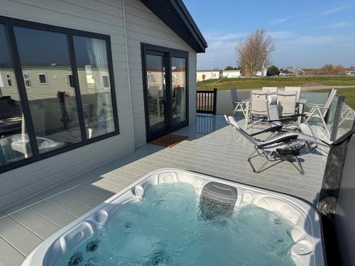 Ingoldmells Apartment | Lodge with hot tub - Waterside, Ingoldmells - pet friendly, WiFi, bed linen - Meadow Lakes Caravan & Lodge Hire