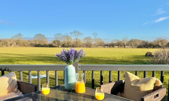 Ardens Grafton Cabin | Lodge with stunning countryside views - meters from the banks of the River Avon.
