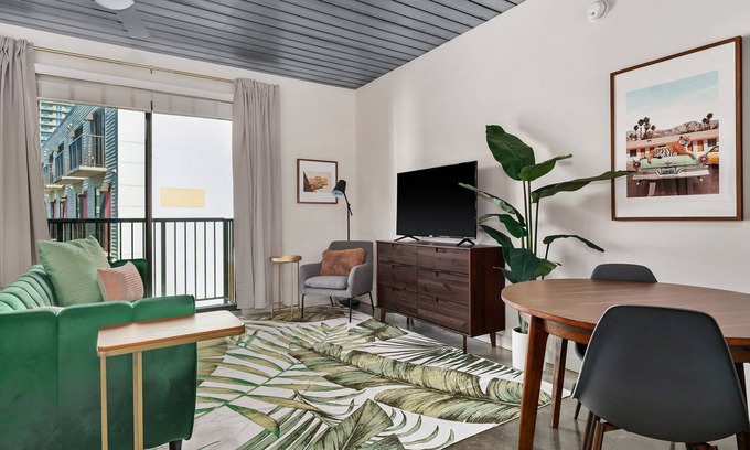 Midtown Apartment | Lodgeur | Artsy & airy studio loft | Midtown