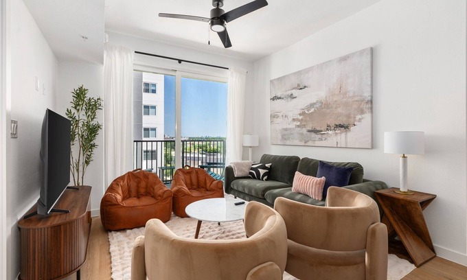 Addicks Apartment | Lodgeur | Trendy 3BR w/balcony | Energy Corridor