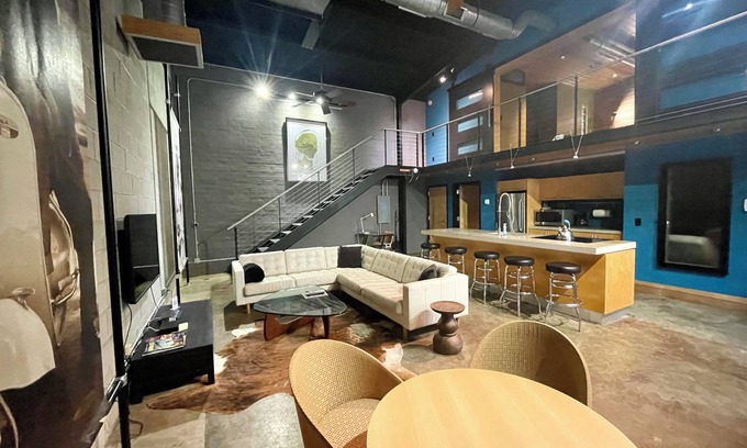 Rosewood House | LOFT 914 Walk to Williams Brice Football /1Mile to Downtn, USC & Ft.Jackson