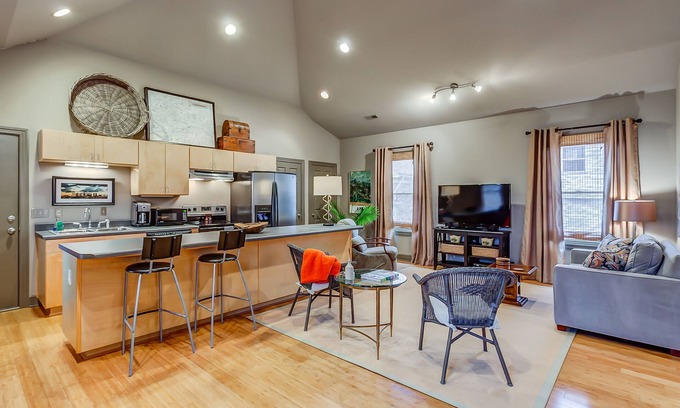 Franklin Apartment | Loft on West Main 5 blocks from Downtown Franklin