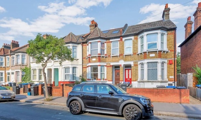 Thornton Heath Apartment | Loft Space with private bathroom and mini kitchen