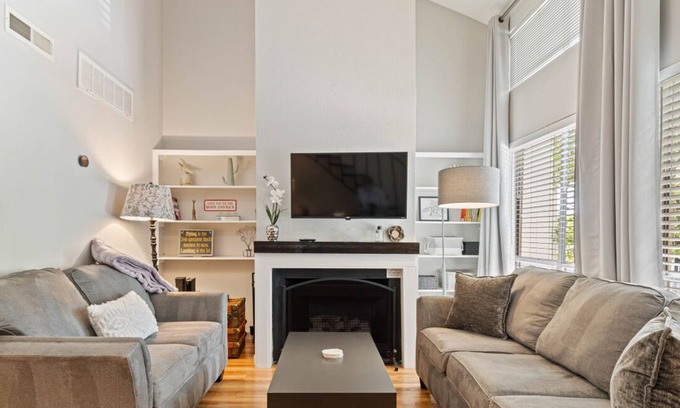 Northwest Hills Condo | Loft w/Pool & Free Parking│Easy Access to Downtown│Rooftop Lounge