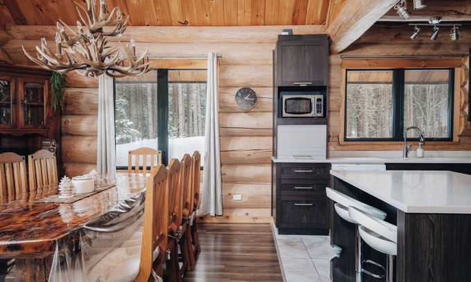 Mauricie Ski Chalet | Log cabin with beach, spa, volleyball