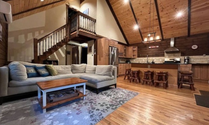 Highmount Cabin | Log Cabin 2min to Belleayre Base Lodge EV Charger