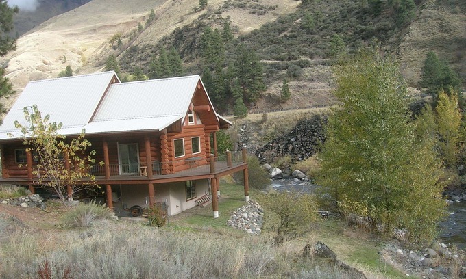 Riggins Cabin | Log cabin for salmon, fishing, hiking, cross-country skiing, 50 minutes to ski