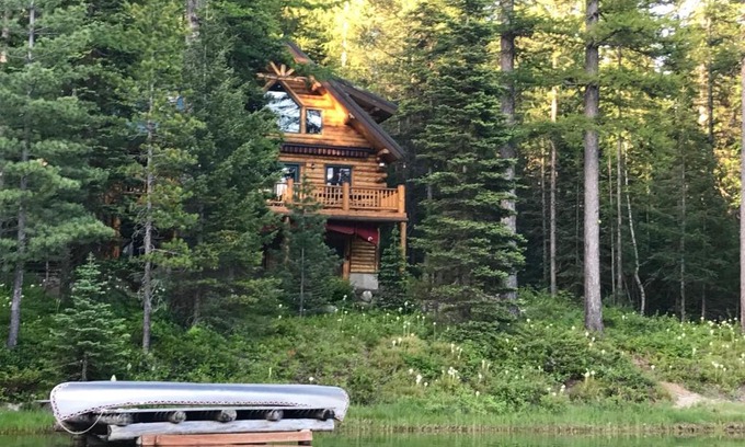 Columbia Falls House | Log Cabin on Spoon Lake Near Glacier National Park