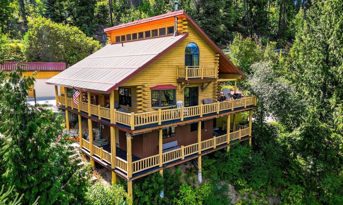 Plain Cabin | Log Cabin w/Private Hot Tub on Wenatchee River!