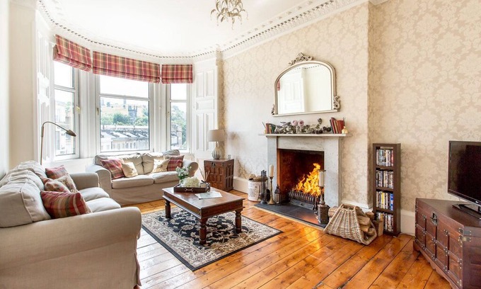Leith Apartment | Log Fire City Center Apartment - Free logs provided