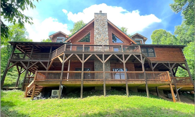 Waynesville House | Log Lodge, Breathtaking Views, Hot Tub, Fire Pit, Wifi