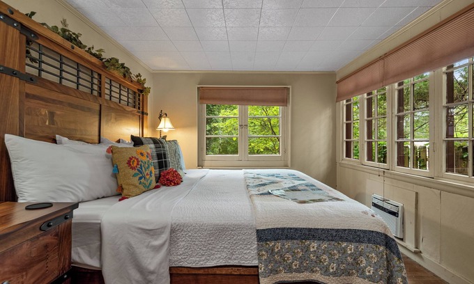 Eureka Springs Cabin | Log Suite #22 is one of three Suites in the Historic Log Lodge built in 1947, on the National Registry of Historic Places, exquisitely preserved genuine log and chinking. You will literally take a step back in time.