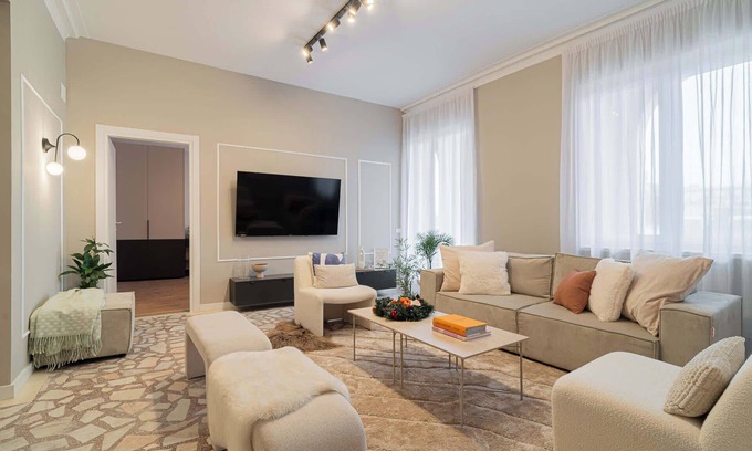 Bucharest City-Centre Apartment | Loggia & Luxe 5BR Penthouse in Universitatii Arean