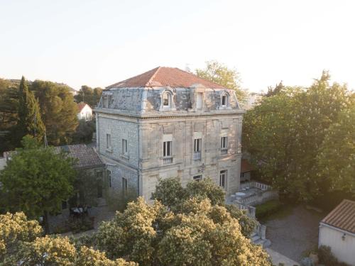 Villeneuve-les-Avignon Hotel | Logis Hôtel - Restaurant Résidence Les Cèdres