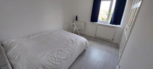 Squirrel's Heath House | London Travellers Room - Romford, Hornchurch, Gidea Park to Heathrow via Elizabeth line