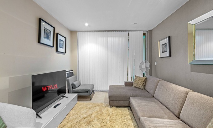 Queenstown Apartment | Londwell, Chelsea Living, Central Flat with Balcony