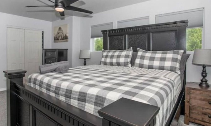 Kalispell House | Lone Pine Retreat - 3BR 3BA - With Hot Tub