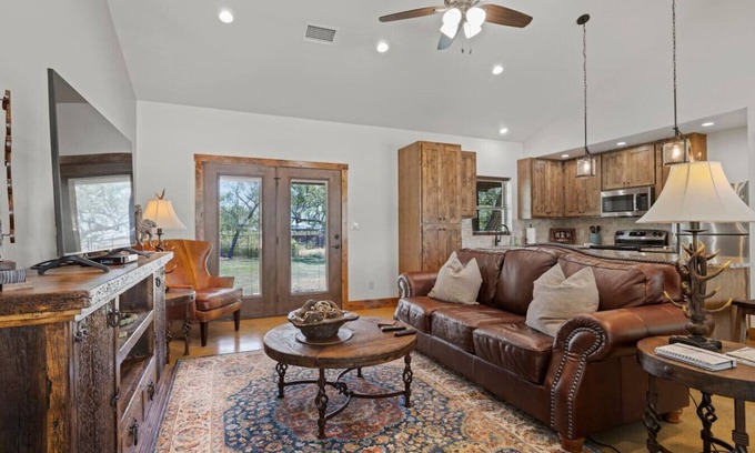 Fredericksburg Cabin | Lone Star Cabin No. 10