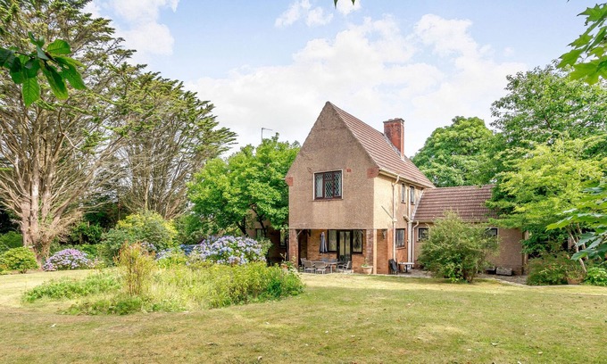 Haverfordwest Cottage | LONGSDON, pet friendly, with open fire in Haverfordwest