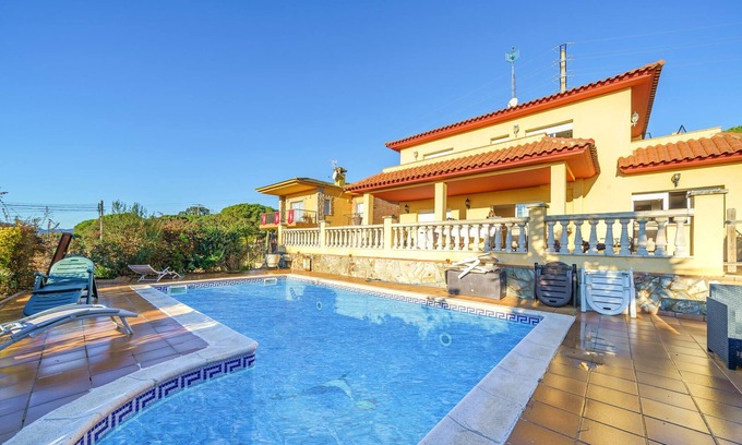 El Mas Mora House | Look forward to a great vacation in this beautiful vacation home with pool.
