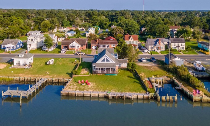 Chincoteague House | Lookout on Main - Your Waterfront Wonderland!