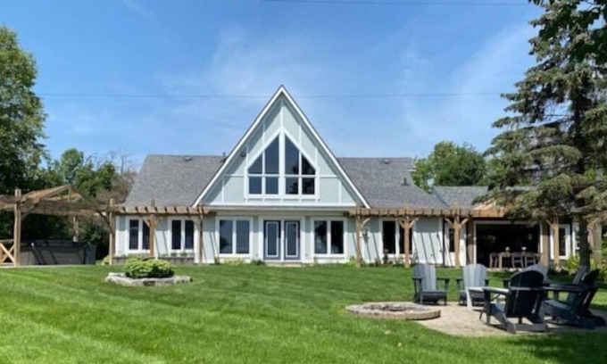 Dunnville House | Loremar Lakehouse!