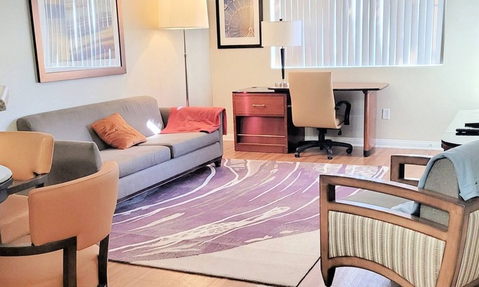 Fullerton Apartment | Lovely 1 Bedroom Apartment at Fullerton