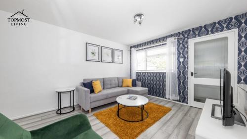 Luton Apartment | Lovely 1 bedroom home with free parking- Contractor friendly
