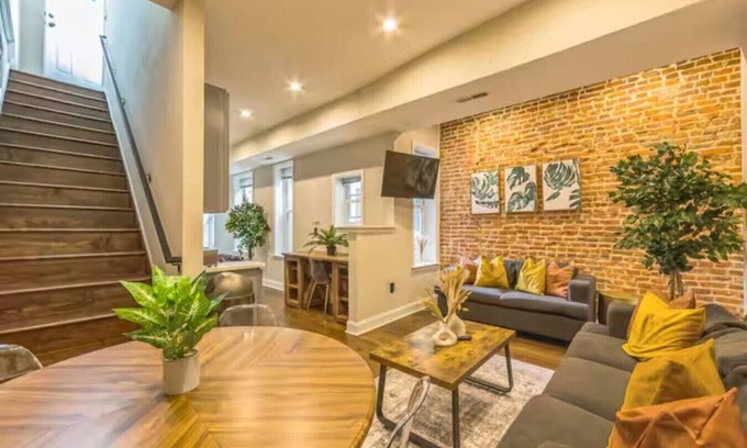 North Philadelphia West Apartment | Lovely 2/2 w/Patio | 10 mins to DT | Sleeps 10