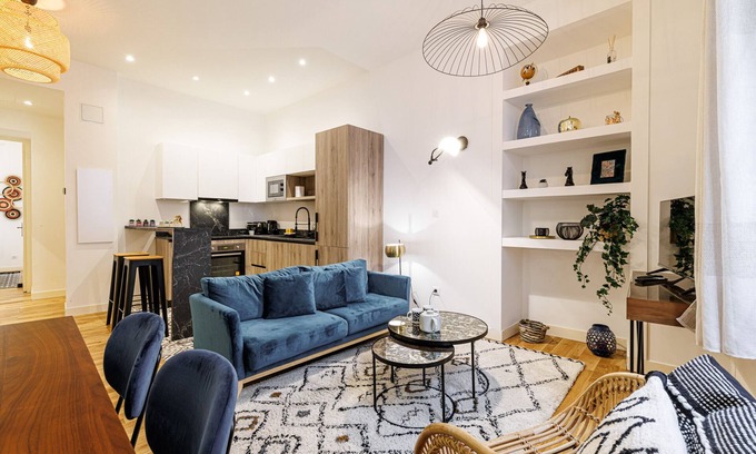 Carabacel Apartment | Lovely 2 Bdr Heart of the Old Town