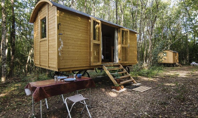 Sougeres-en-Puisaye House | Lovely 2-Bed shepherds hut in a Forest