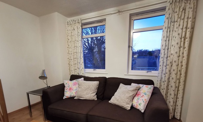 Central Aberdeen Apartment | Lovely 2 bedroom apartment with private parking