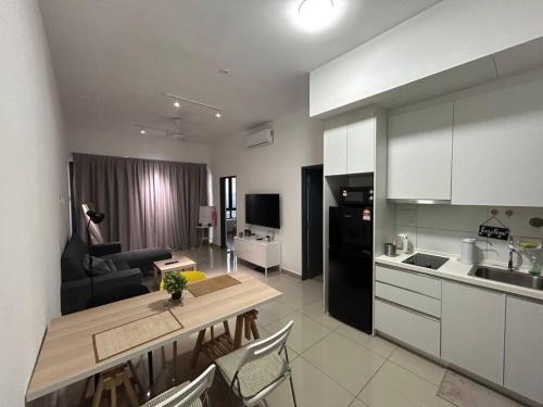 Petaling Jaya Apartment | Lovely 2-bedroom condo with big pool
