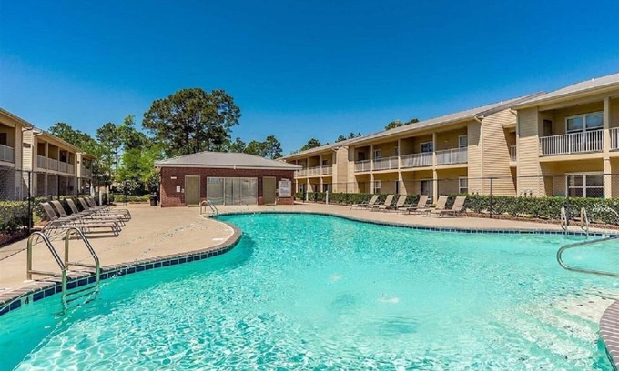Gulf Shores Condo | Lovely 2-bedroom condo with pool