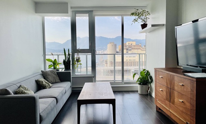 Downtown Eastside Condo | Lovely 2BD condo with amazing views + free parking